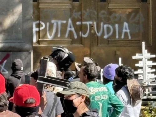 Graffiti reading an antisemitic slur is seen sprayed on the gates of Mexico City’s National Palace on Nov. 15, 2025 during violent anti-government protests targeting President Claudia Sheinbaum. Source: @gidonsaar/X.