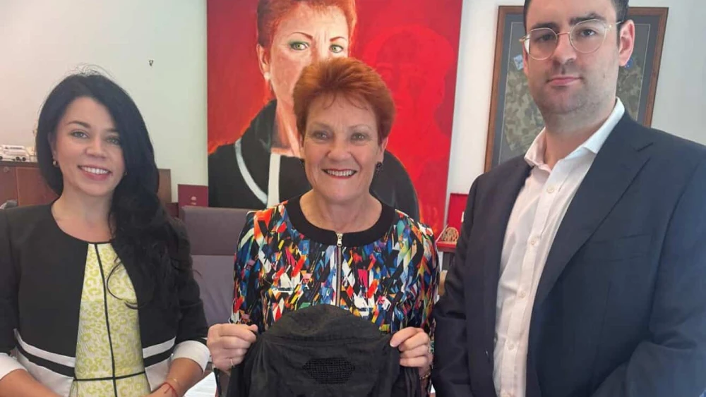 Pauline Hanson, center, with Robert Gregory and Teneille Murray. Photo courtesy of the Australian Jewish Association.
