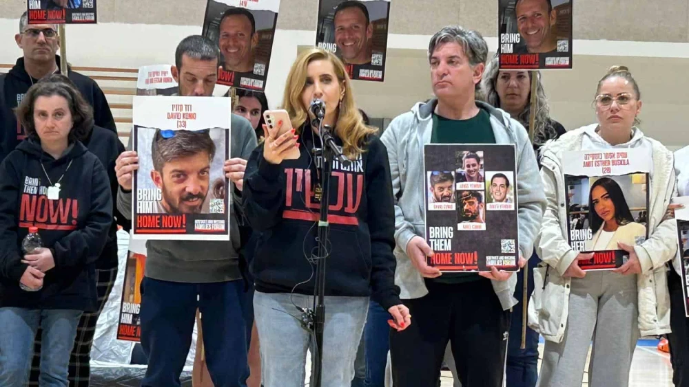 Former Hamas captive Danielle Aloni speaks at the march, Feb. 28, 2024. Credit: The Hostage and Missing Families Forum.