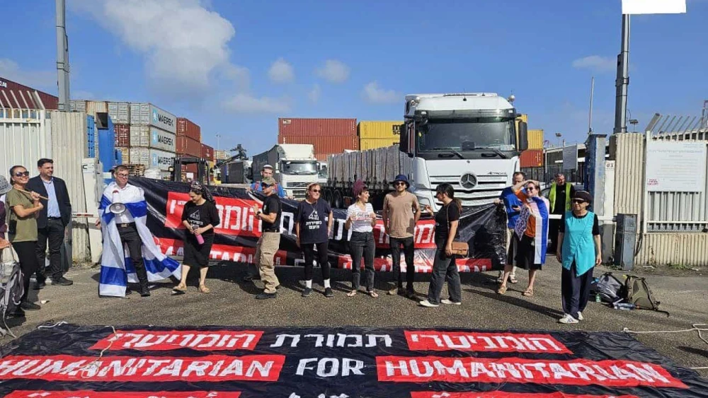 Israeli reservists from “Generation of Victory” and Tzav 9 activists block aid trucks bound for Gaza at Ashdod Port, May 27, 2025. Source: The Reservists—Generation of Victory/@ozleisraelaza/X.