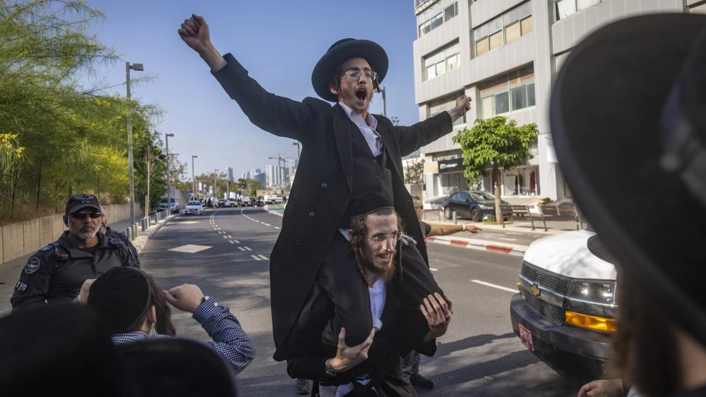 Haredi protesters demonstrate against the arrest of Haredi men who took part in a protest outside the home of Supreme Court Justice Noam Sohlberg and were later handed over to the military police, outside the Abu Kabir detention facility in Tel Aviv, June 10, 2026. Credit: Chaim Goldberg/Flash90.