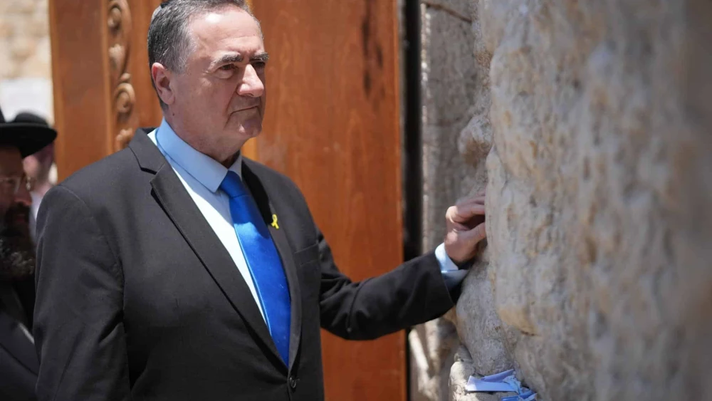 Defense Minister Israel Katz visits the Western Wall in Jerusalem's Old City, Aug. 3, 2025. Credit: Israeli Defense Ministry.