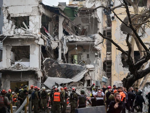Israeli security and rescue forces at the scene where a ballistic missile fired from Iran hit in Tel Aviv, June 17, 2025. Photo by Avshalom Sassoni/Flash90.