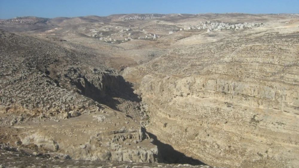 El pueblo de Mukhmas y los acantilados de al-'Aliliyat.