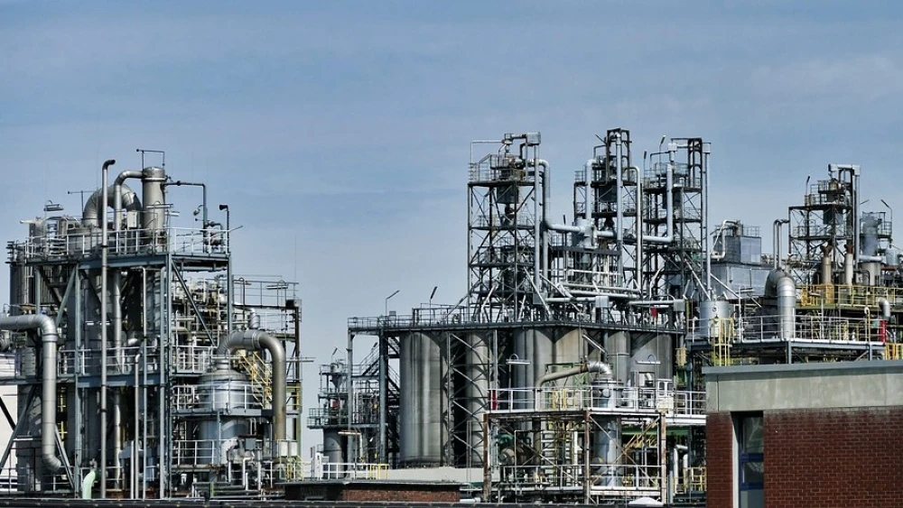 Image of an oil refinery. Credit: Pixabay.