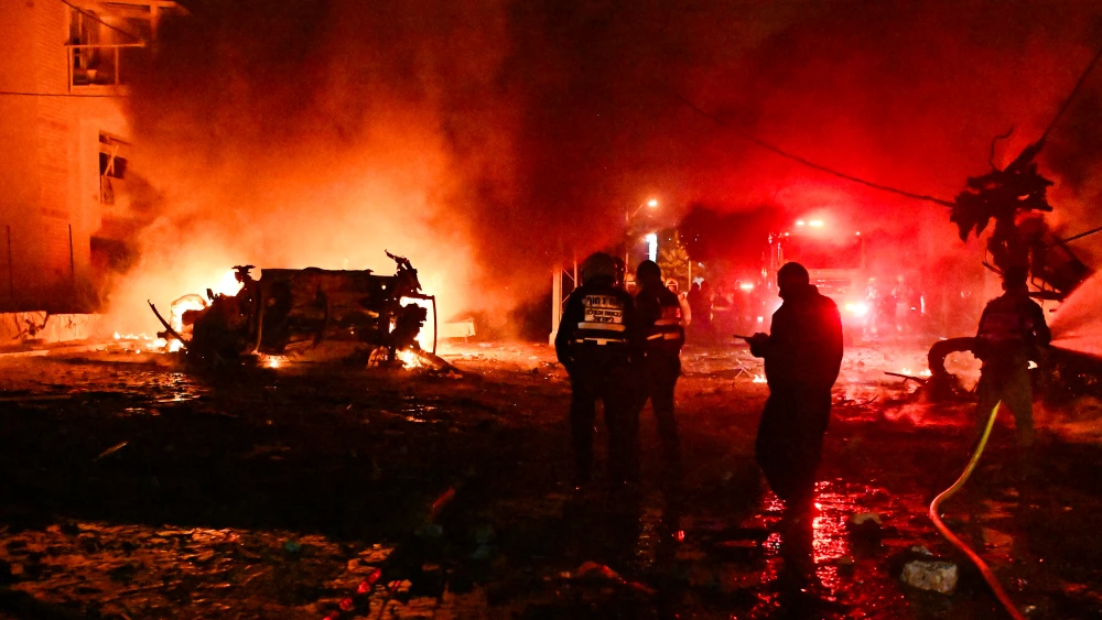 Israeli security and rescue forces at the scene of an Iranian ballistic missile hit in Haifa, June 15, 2025. Photo by Flash90.