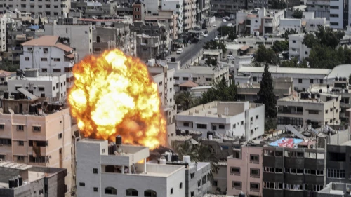 A fireball and smoke erupt following an Israeli air strike on a building in Gaza City, on August 6, 2022. Photo by Attia Muhammed/Flash90. ג'יהאד איסלאמי משתתפים