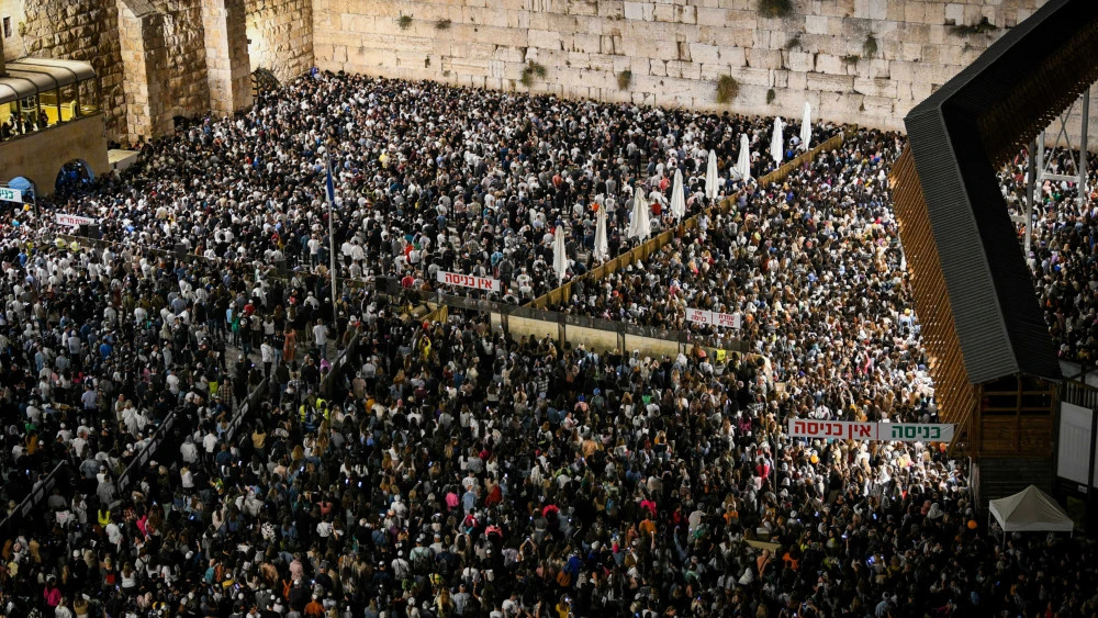 Jewish men praying for forgivness (Selichot), at the Western Wall in the Old City of Jerusalem, early on Sept. 16, 2022, prior to the upcoming Jewish holiday of Rosh Hashanah. Photo: Arie Leib Abrams/Flash90