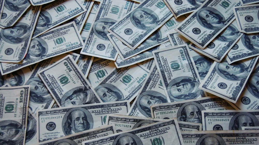 U.S. $100 bills. Credit: Wikimedia Commons.