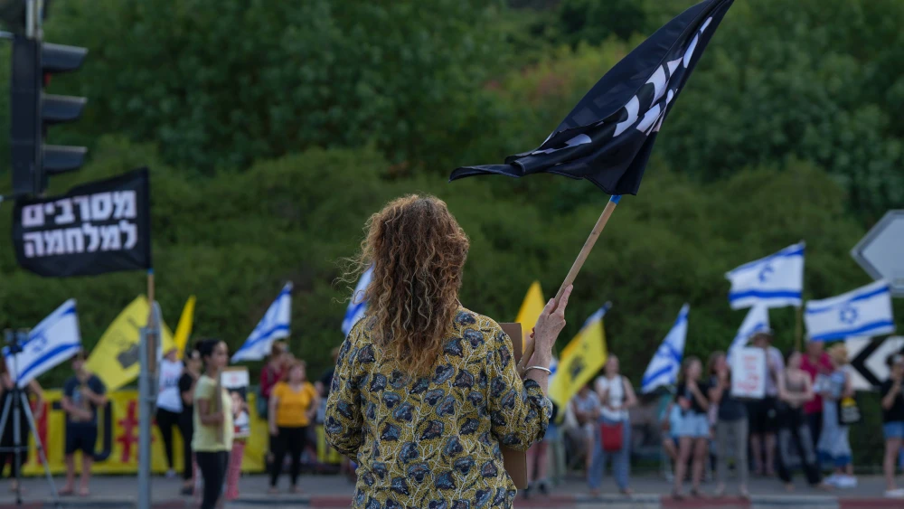 Israelis protest against the government and demand an end to the war, Goma junction, northern Israel, Aug. 2 2025. Photo by Ayal Margolin/Flash90.