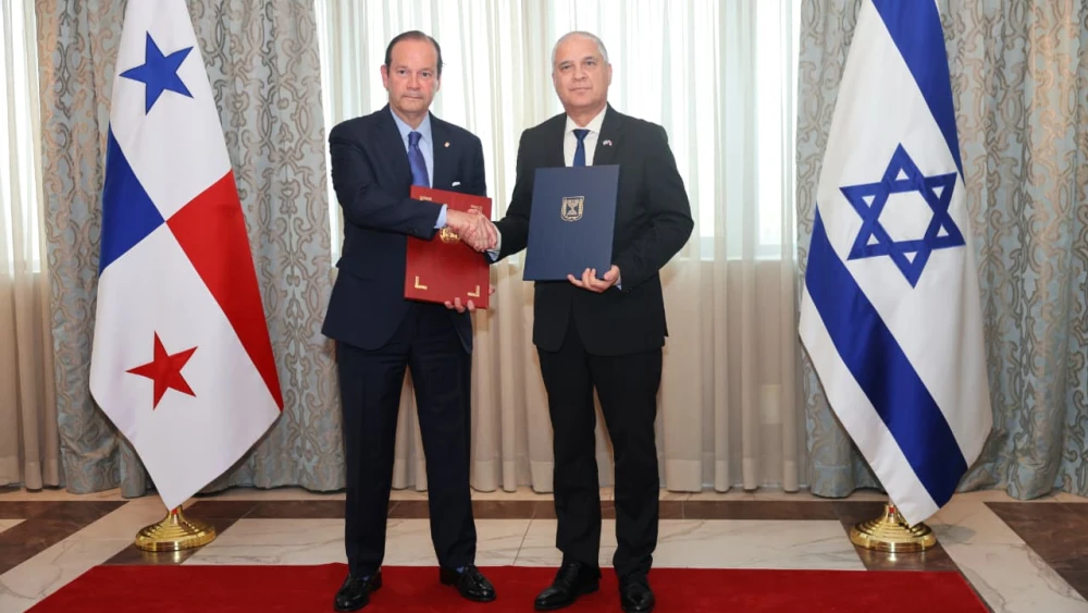 Panama’s Foreign Minister Javier Martinez-Acha and the Israeli Ambassador to Panama Mati Cohen sign the economic accord on May 27. Credit: Israeli Ministry of Foreign Affairs