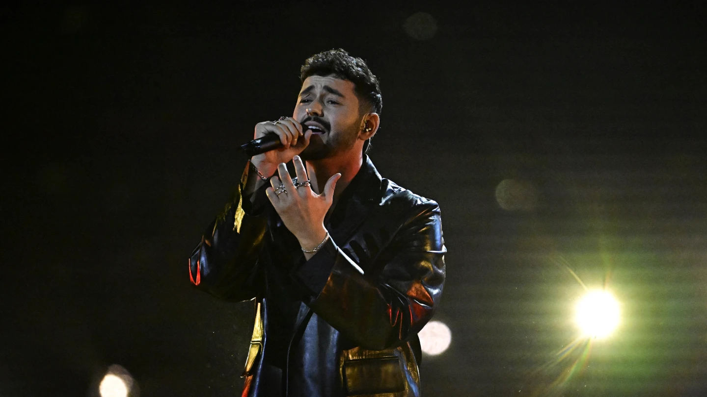 WATCH: Israeli Eurovision contestant dons tefillin before first semifinal