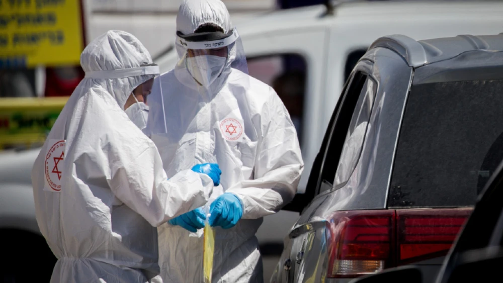 Magen David Adom medical workers at a drive-through coronavirus test site in Jerusalem, May 30, 2020. Photo by Yonatan Sindel/Flash90.
