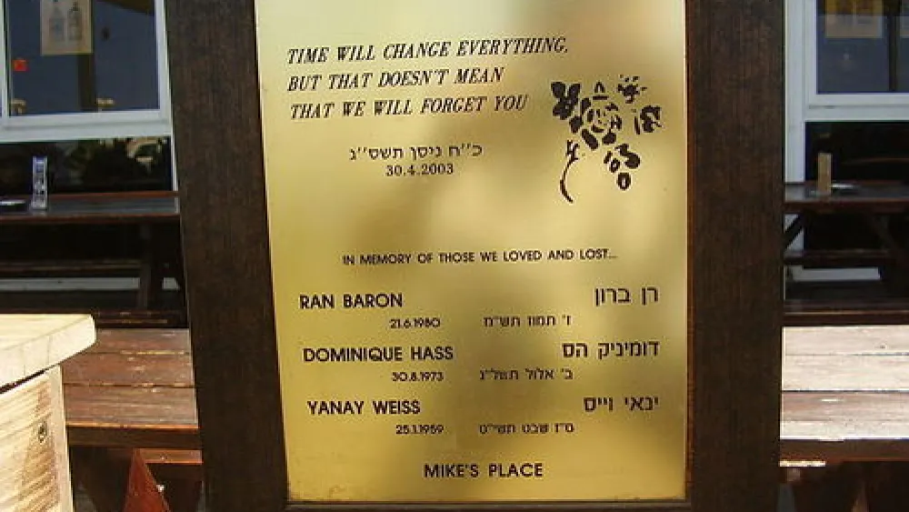A memorial plaque for the victims of the 2003 suicide-bombing at Mike's Place in Tel Aviv. Credit: Avishai Teicher via Wikimedia Commons.