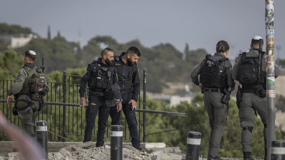 Israeli security and rescue forces at the site of damage caused by shrapnel following the interception of an Iranian missile above the Old City of Jerusalem, March 20, 2026. Photo by Yonatan Sindel/Flash90.