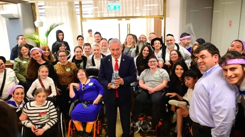 Chai Lifeline Wish at the Wall participants and Prime Minister Benjamin Netanyahu