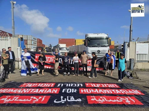 Israeli reservists from “Generation of Victory” and Tzav 9 activists block aid trucks bound for Gaza at Ashdod Port, May 27, 2025. Source: The Reservists—Generation of Victory/@ozleisraelaza/X.