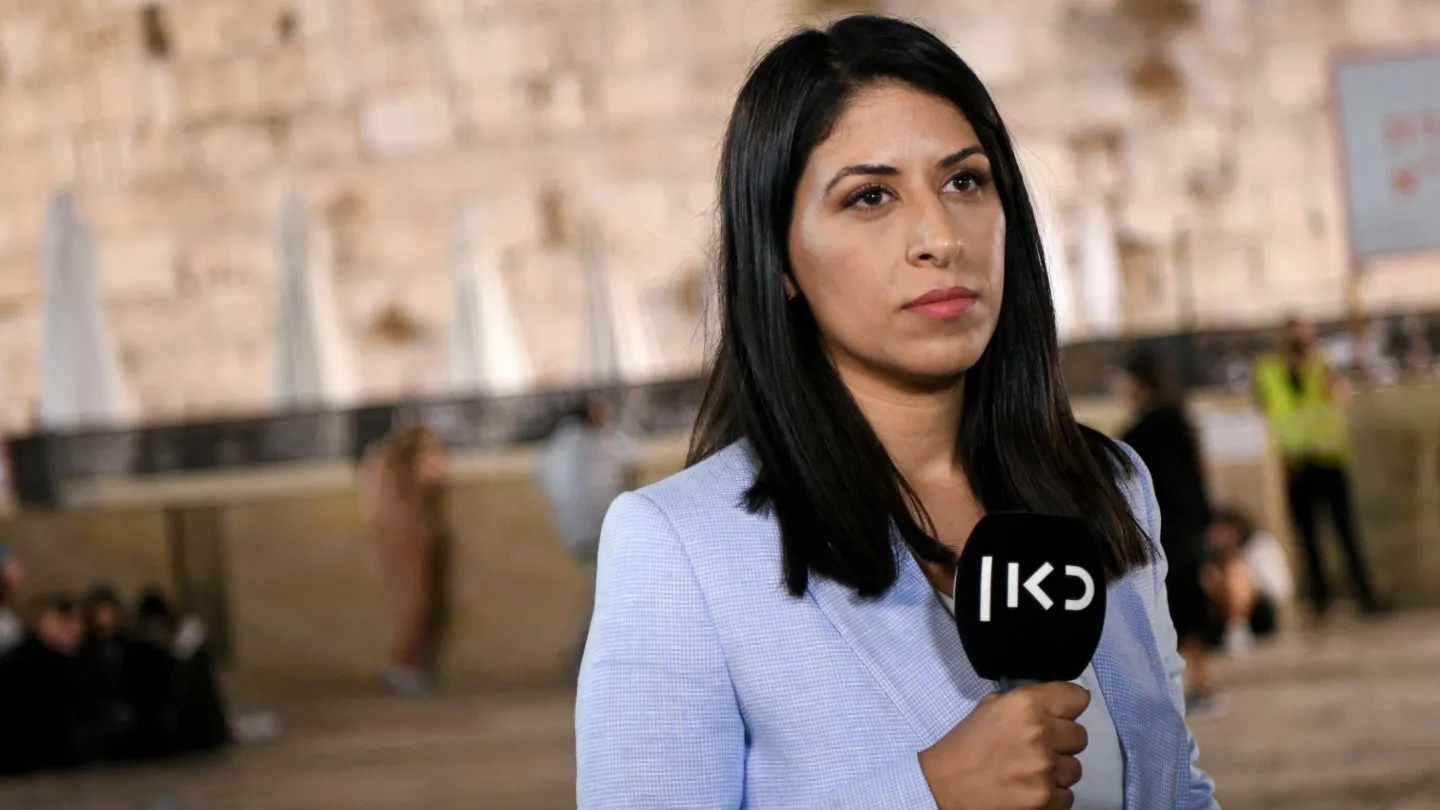 A Kan News anchor reports live from the Western Wall in the Old City of Jerusalem on Sept. 15, 2021, prior to Yom Kippur. Photo: Arie Leib Abrams/Flash90