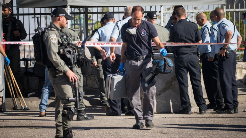 Police at the scene of an attempted stabbing attack in Jerusalem's Armon Hanatziv neighborhood, on May 25, 2020. Photo by Yonatan Sindel/Flash90.