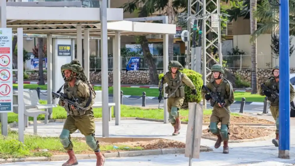 Israeli soldiers take position in the southern Israeli city of Sderot, October 8, 2023. Photo by Yossi Zamir/Flash90 *** Local Caption *** ????? ???? ???? ????? ????? ??????