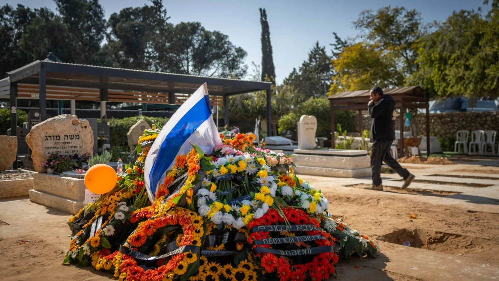 Mourners at the grave of murdered Israeli hostages Shiri Bibas and her children Ariel and Kfir at the cemetery in Tzohar in the Negev, Feb. 26, 2025. Photo by Chaim Goldberg/Flash90.