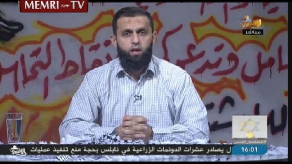 Hamas cleric and TV host Iyad Abu Funun gives an address on the Hamas-owned Al-Aqsa TV channel, on Oct. 29, 2015. (MEMRI)