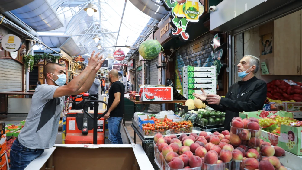 Shoppers at the Machane Yehuda market in Jerusalem after it reopened on May 7, 2020, following weeks of COVID-19 lockdowns. Photo by Olivier Fitoussi/Flash90.
