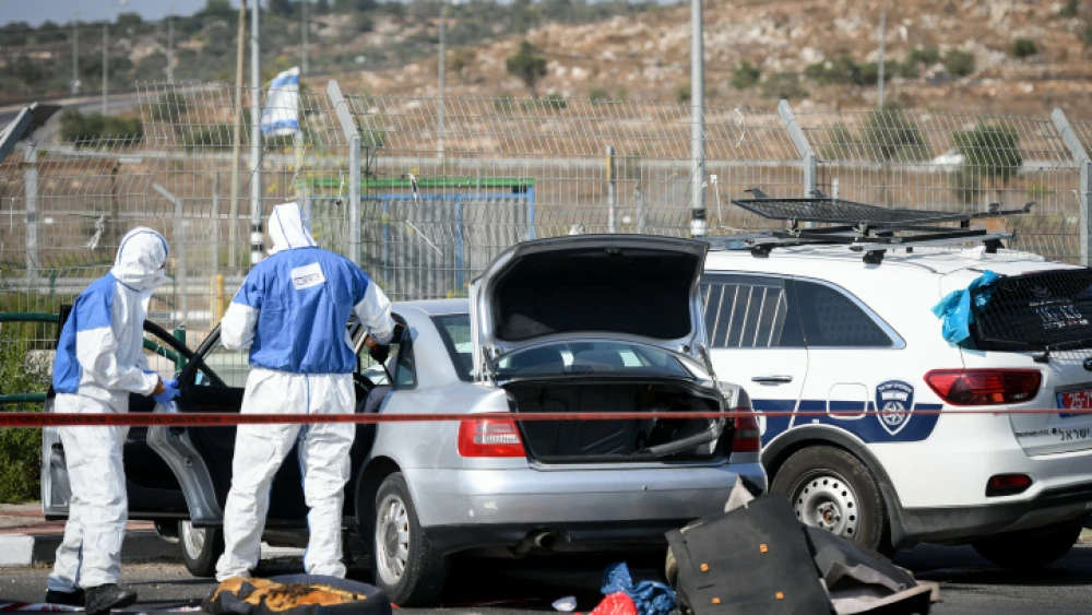 Israeli soldiers and police inspect the scene of a car-ramming attack south of Nablus, on Sept. 2, 2020. Photo by Sraya Diamant/Flash90.