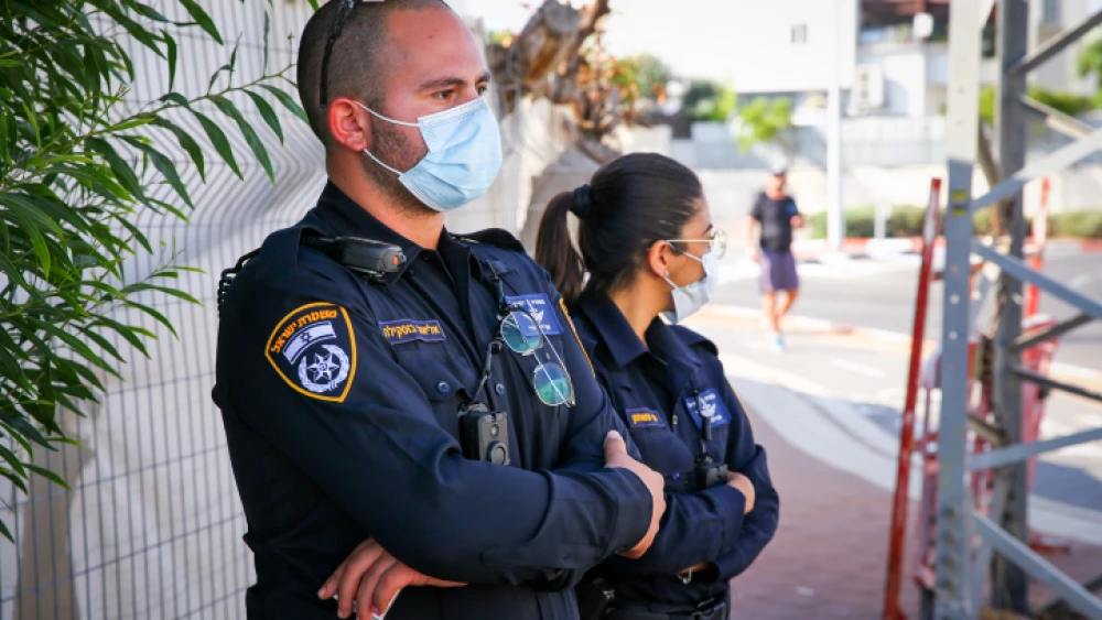 Israeli police officers guarding the entrance to a neighborhood in Ashdod, closed to prevent the spread of COVID-19, on July 2, 2020. Photo by Flash90.