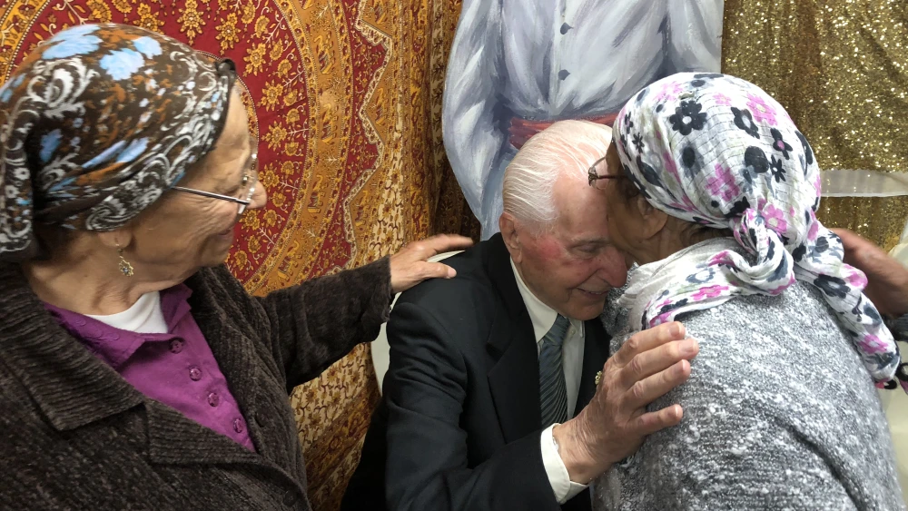 Capt. Elgen Long Long meeting with Yemenite refugees helped save while visiting Israel in 2017. Credit: Shahar Azani.