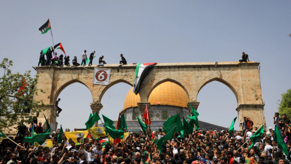 Muslims chant anti-Israel slogans near the Al-Aqsa mosque on the Temple Mount in Jerusalem on the last Friday of Ramadan, April 29, 2022. Photo by Jamal Awad/Flash90.