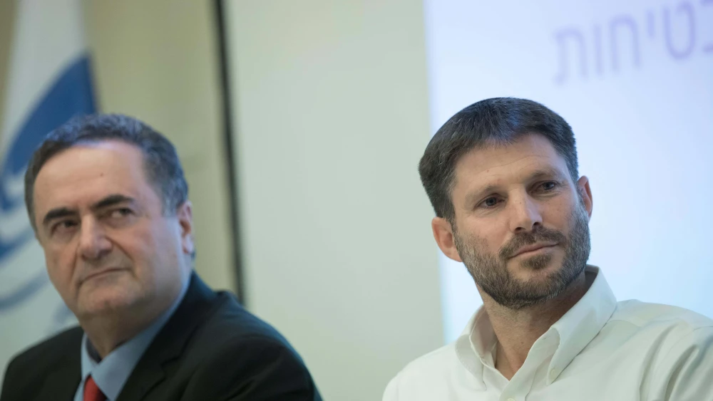 Betzalel Smotrich and Israel Katz during a ceremony at the Ministry of Transport and Road Safety, in Jerusalem, June 23, 2019. Photo by Noam Revkin Fenton/Flash90.