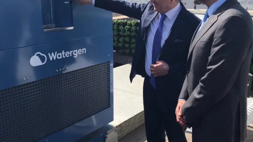 UAE Ambassador to Israel Mohamed Al Khaja (right) with Watergen president and co-CEO Michael Mirilashvili in Petach Tikvah. Credit: Watergen.