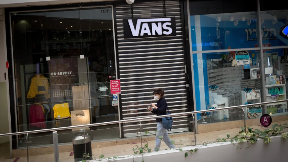 Shops in Tel Aviv's Dizengoff Center during a nationwide COVID-19 lockdown, Dec. 28, 2020. Photo by Miriam Alster/Flash90.