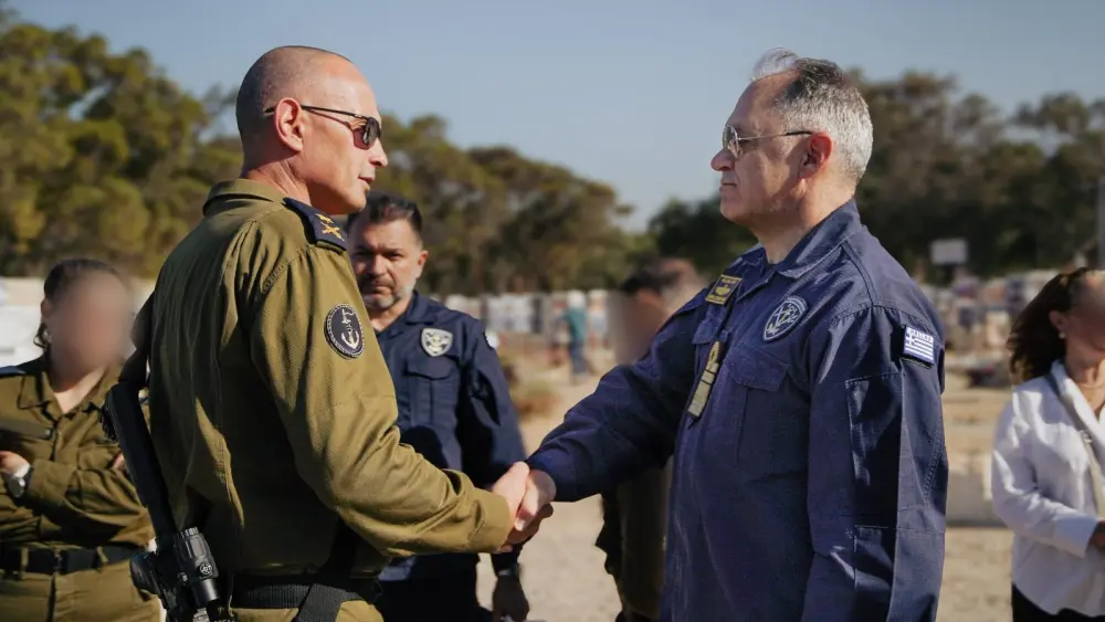 Israeli Navy commander Vice Adm. Eyal Harel, left, shakes hands with Vice Adm. Dimitrios-Eleftherios Kataras, chief of the Hellenic Navy General Staff, during Kataras’s visit to Israel. Credit: IDF.