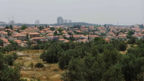 Hashmonaim from the north, with Modi’in in the background. Credit: Wikimedia Commons.