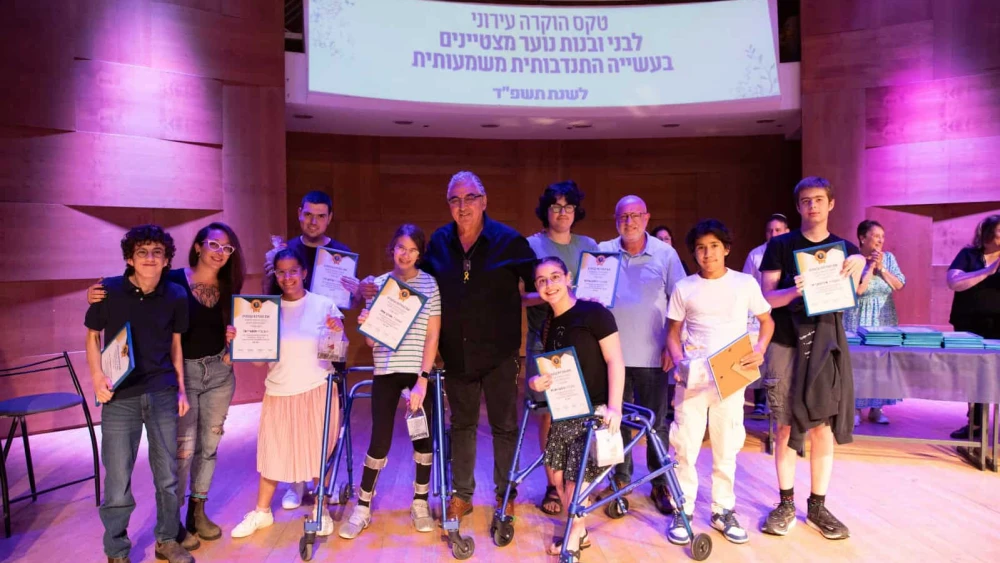 Young leadership participants with Beit Issie Shapiro founder Naomi Stuchiner and group facilitator Shir Kettner. Photo by Michal Sela.