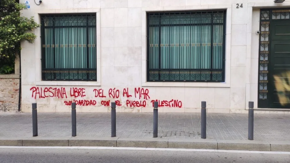 Anti-Israel graffiti spray-painted on the side of the Maimonides Synagogue in Barcelona, Spain, on April 17, 2023. Source: Twitter