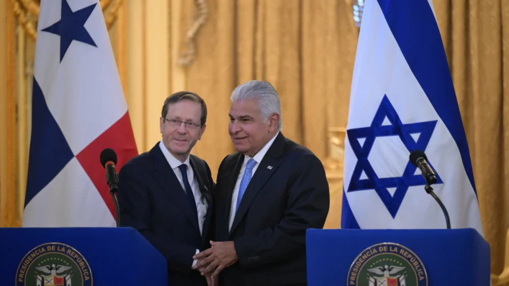 Israeli President Isaac Herzog, left, and Panamanian President José Raúl Mulino hold a joint press conference at the Presidential Palace in Panama City on May 6, 2026. Photo by Amos Ben Gershom/ GPO, Presidencia.