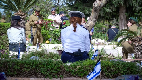 Bereaved families, friends and Israeli soldiers visit the graves of fallen soldier on Memorial Day at the Kiryat Shaul Cemetery in Tel Aviv, April 30, 2025. Photo by Avshalom Sassoni/Flash90.