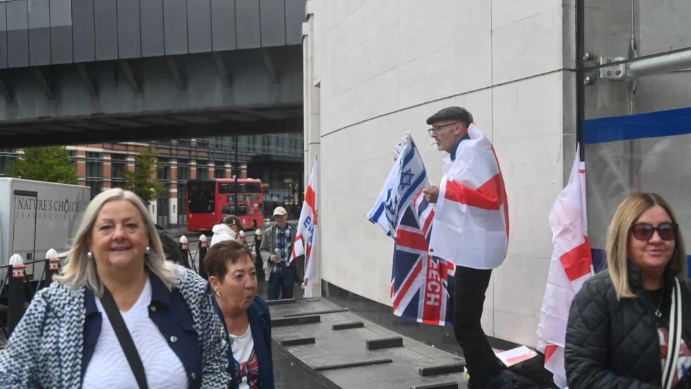 A street vendor sells British and Israeli flags at a right-wing march in London, U.K., on Sept. 13, 2025. Photo by Canaan Lidor.