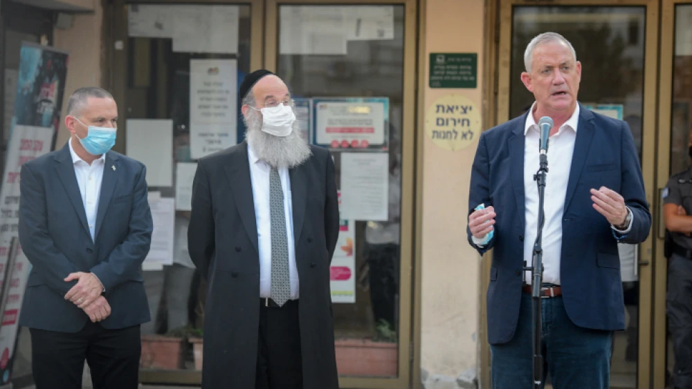 Israeli Defense Minister Benny Gantz (right) visits Bnei Brak, Sept. 06, 2020. Photo by Avshalom Sassoni/Flash90.