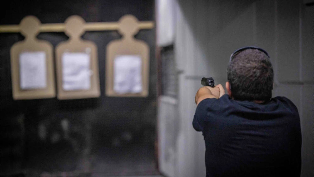 Target practice at a Jerusalem shooting range. April 3, 2022. Photo by Yonatan Sindel/Flash90.
