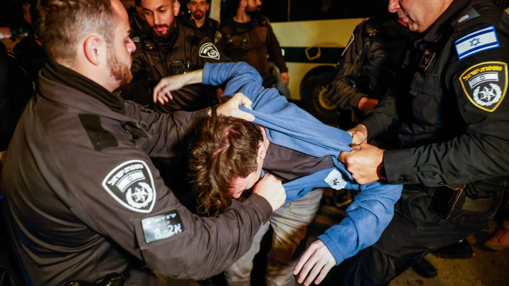 Police clash with demonstrators during a protest for the release of Israeli hostages held in the Gaza Strip and against the current Israeli government in Jerusalem, March 30, 2024. Photo by Chaim Goldberg/Flash90 *** Local Caption *** מלחמה חטופים משפחות חרבות ברזל מלחמה בית הנשיא נשים הפגנה