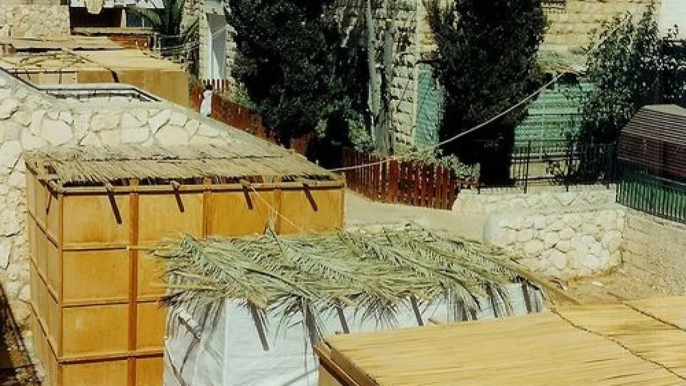 Sukkah roofs in Jerusalem. Credit: Yoninah via Wikimedia Commons.