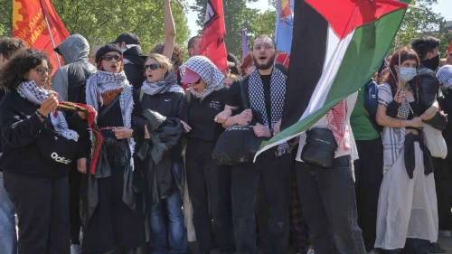 Demonstrators chant at an anti-Israel protest in Berlin on May 27, 2023. Photo by Matthias Berg/Wikimedia Commons.