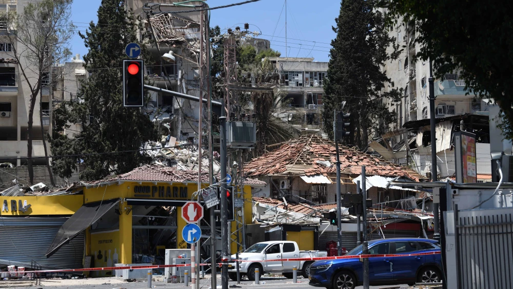 Israeli security and rescue forces at the scene where an Iranian ballistic missile hit a residential building in Rehovot, June 15, 2025. Photo by Gili Yaari/Flash90.