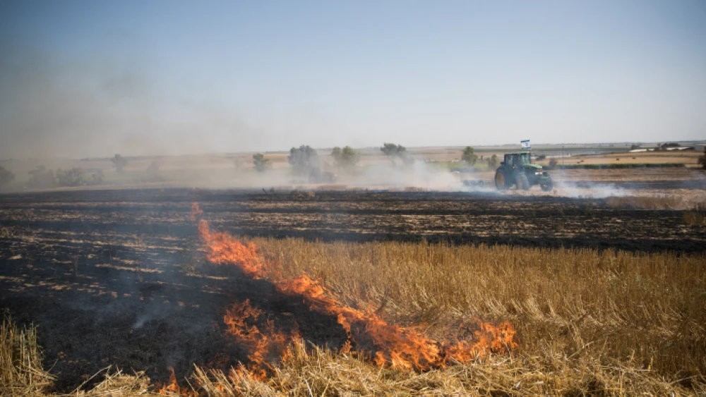 View of a fire at an Israeli wheat field caused from kites flown by Palestinian protesters near the Gaza border on June 5, 2018. Photo by Yonatan Sindel/Flash90.
