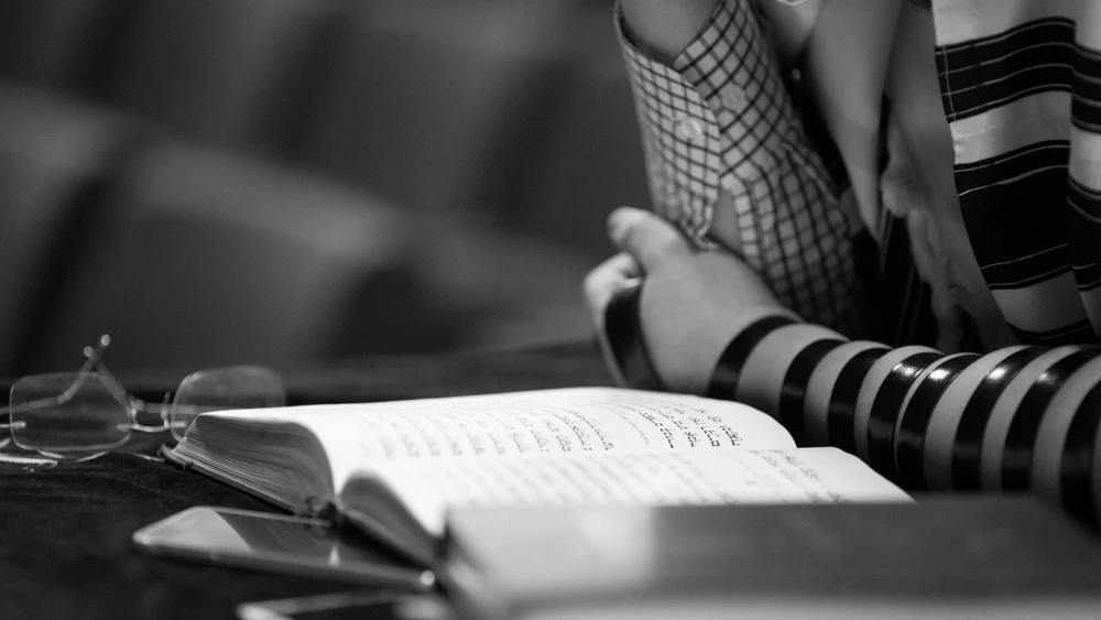 Tefillin and prayer book. Credit: mig-ua/Pixaby.
