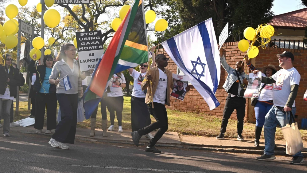The South African Zionist Federation protests outside the International Committee of the Red Cross Regional Delegation building in Pretoria, 18 August 2025. They brought former hostages Aviva and Keith Siegel with to deliver a memorandum to them that urges them to increase their efforts to get the hostages released. Picture Neil McCartney